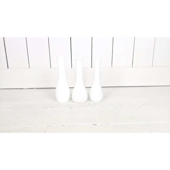 Vintage white milk glass flower bud vases set of 3 - Picture 1 of 4